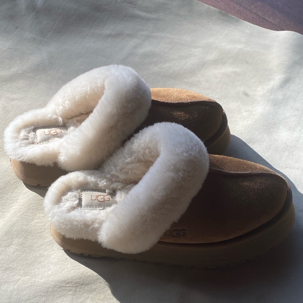 UGG slippers size 6.5/7 like new